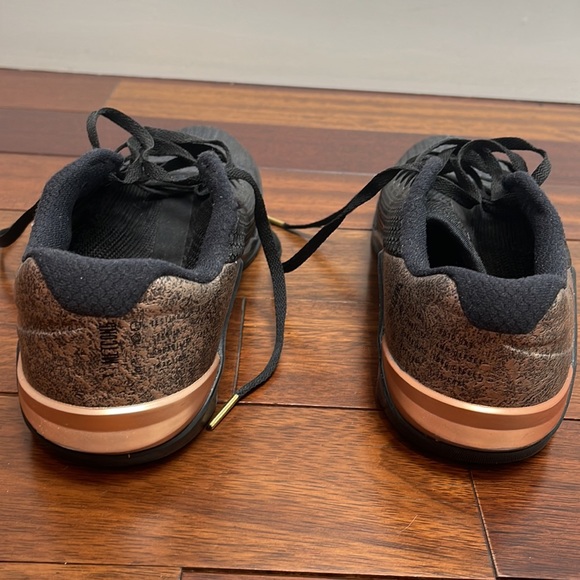 Nike black and rose gold detail pair of metcon série . As good as new. - Picture 3 of 4